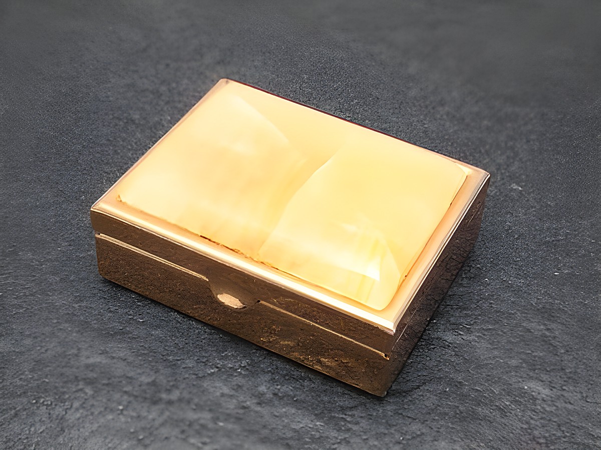 Multifunktionale Dose aus hellem Achat Stein, Hersteller Juwelier Harnisch, mit glänzender Oberfläche und eleganter Form, ideal zur Aufbewahrung von Kleinigkeiten.