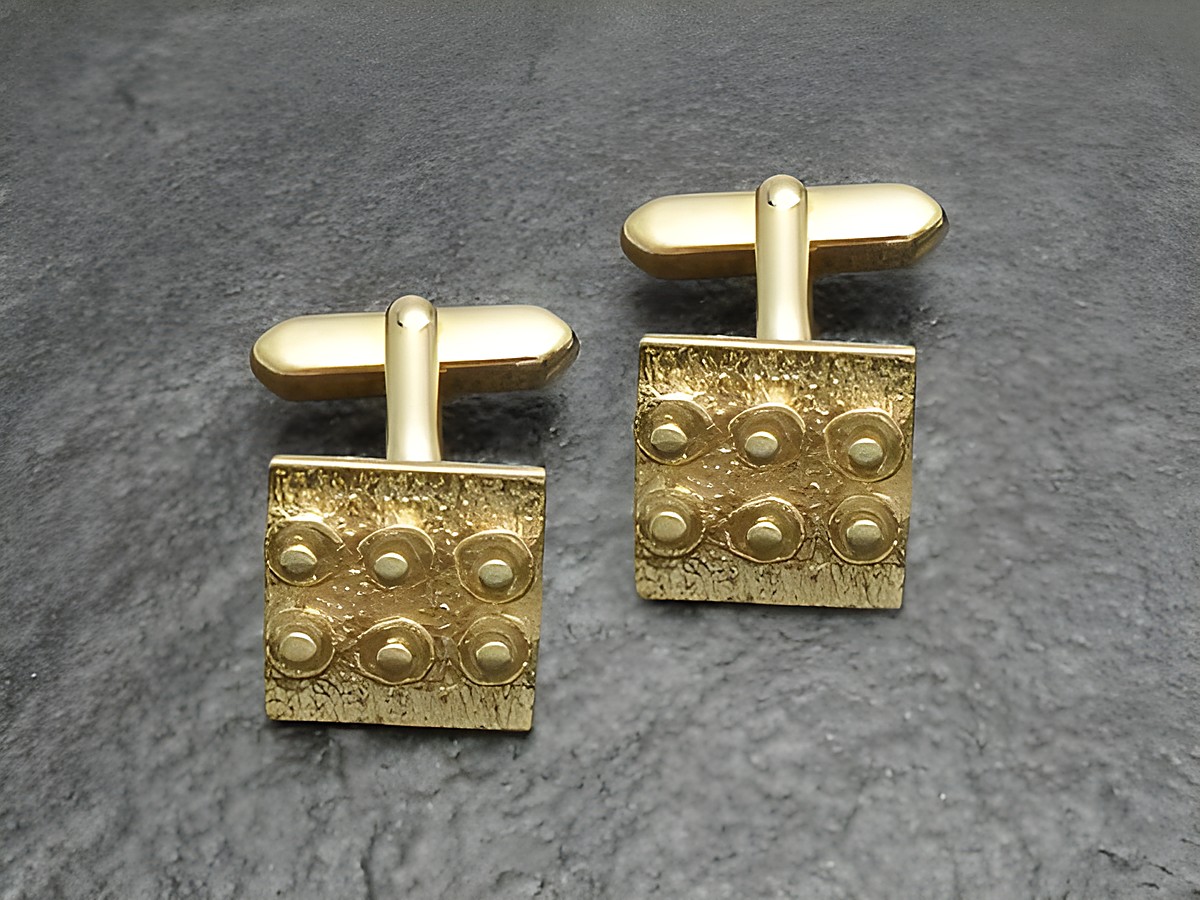 Manschettenknöpfe vergoldet klein pfiffig 70er selten vom Hersteller Juwelier Harnisch in goldfarben mit einer strukturierten Oberfläche und runden Akzenten.