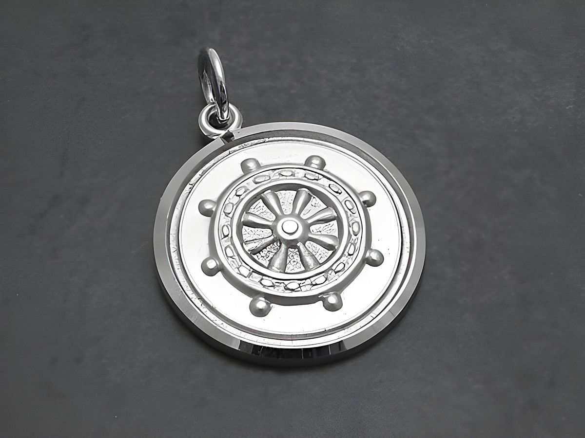 Silber Anhänger mit ruderbootförmigem Schiffrad, hervorragend geeignet für maritime Themen und Seefahrt, hergestellt von Juwelier Harnisch, idealer Begleiter für Segelliebhaber.