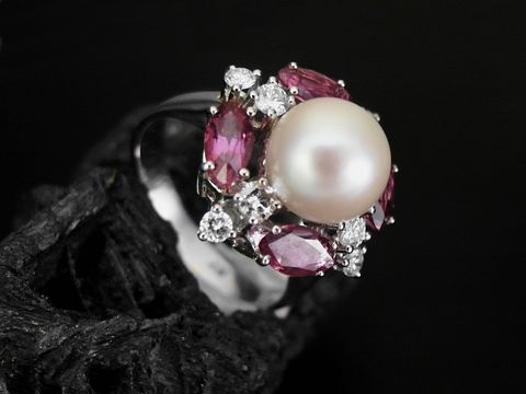 Weißgold Ring aus 585er Weißgold mit Brillant, Rubin und Zuchtperle, Perlentraum, Größe 53 bis 56, Hersteller Juwelier Harnisch. Elegantes Design mit funkelnden Edelsteinen.