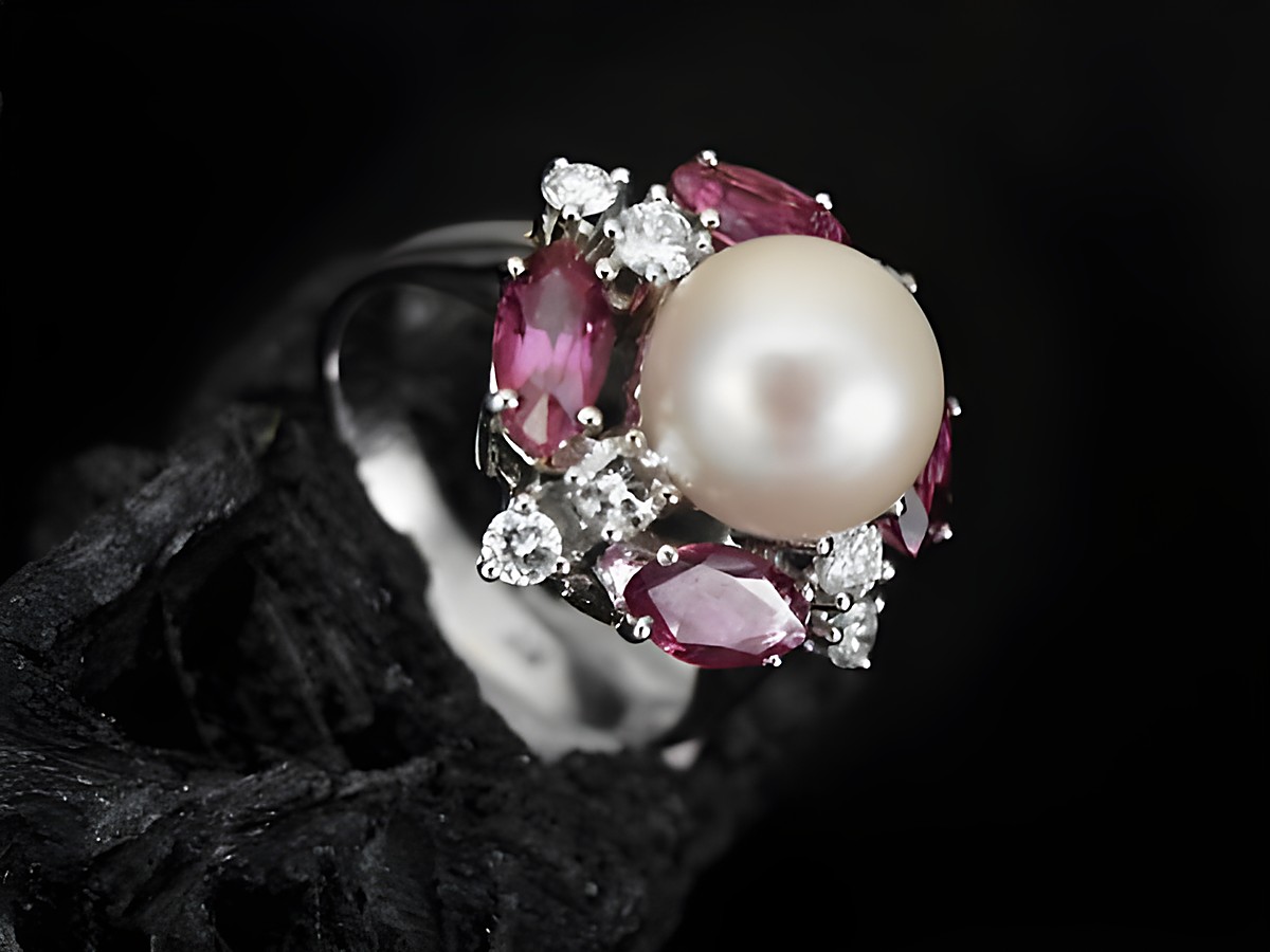 Weißgold Ring aus 585er Weißgold mit Brillant, Rubin und Zuchtperle, Perlentraum, Größe 53 bis 56, Hersteller Juwelier Harnisch. Elegantes Design mit funkelnden Edelsteinen.