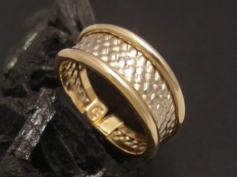 Goldring vielseitig Gold 585 Größe 57,5 etwas verstellbar Hersteller Juwelier Harnisch bis Größe 58 18,5. Schmuckstück mit strukturiertem Design auf dunklem Hintergrund.