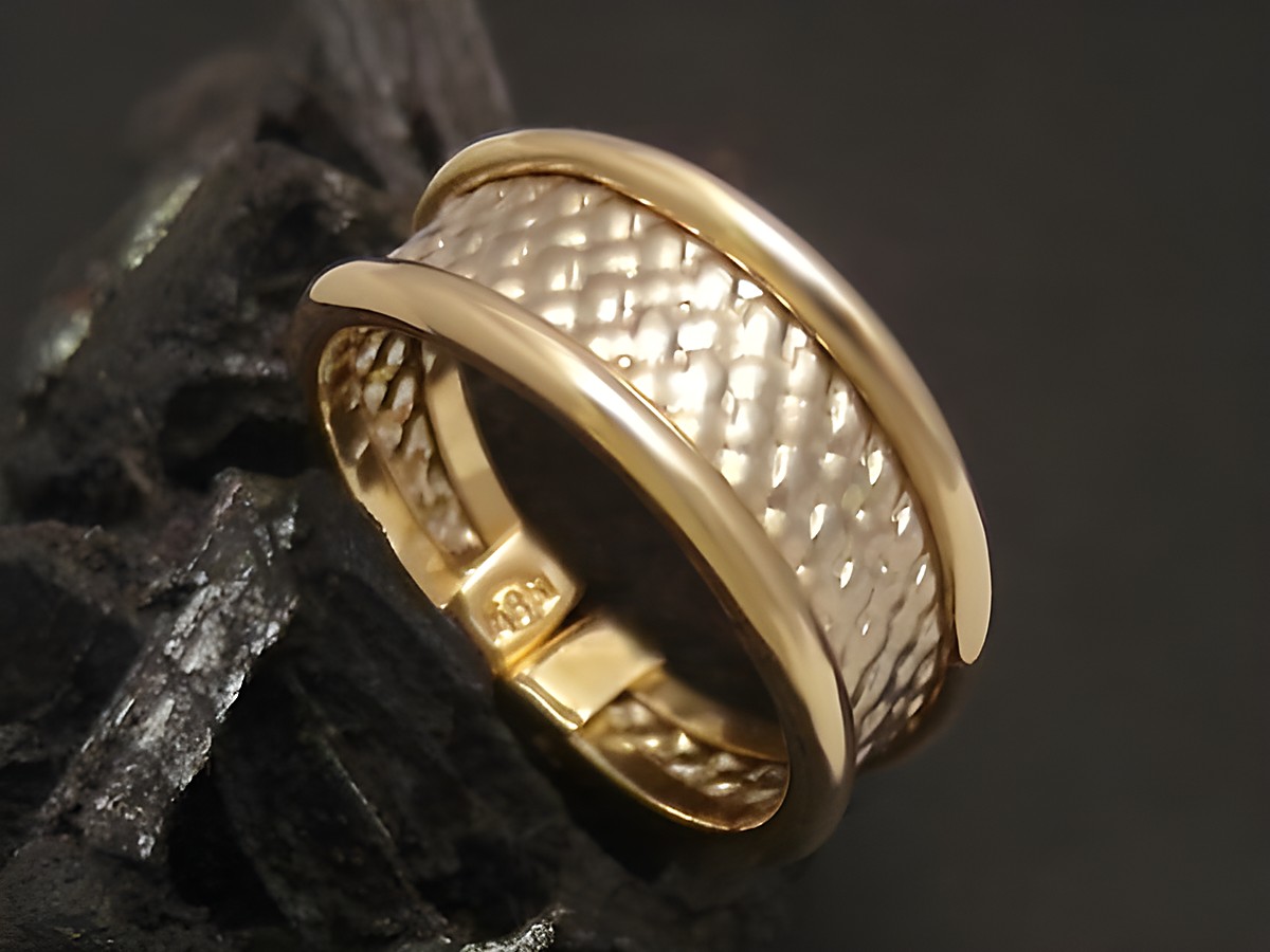 Goldring vielseitig Gold 585 Größe 57,5 etwas verstellbar Hersteller Juwelier Harnisch bis Größe 58 18,5. Schmuckstück mit strukturiertem Design auf dunklem Hintergrund.