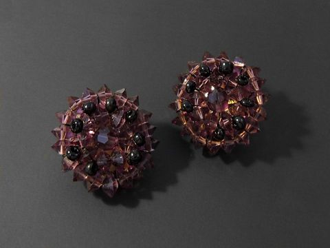 Strass Ohrclips pompös in lila und goldfarben vom Juwelier Harnisch, mit funkelnden Steinen und eleganter Oberfläche, ideal für besondere Anlässe.