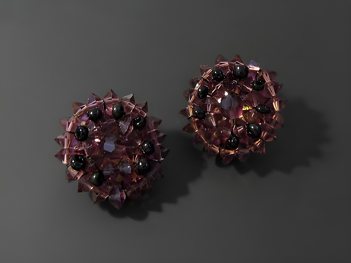 Strass Ohrclips pompös in lila und goldfarben vom Juwelier Harnisch, mit funkelnden Steinen und eleganter Oberfläche, ideal für besondere Anlässe.