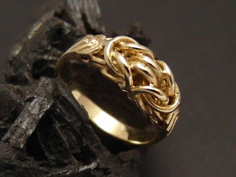 Goldring nostalgisch aus Gold 333 in Größe 56, Hersteller Juwelier Harnisch, kunstvoll verziertes Design, ideal für feierliche Anlässe oder als zeitloses Schmuckstück.