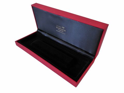 Geschenkschachtel viereckig rot schwarz 200 x 85 x 30 mm von Juwelier Harnisch, elegante Geschenkbox mit schwarzem Innenfutter und Logo-Prägung, ideal für Schmuck und besondere Anlässe.