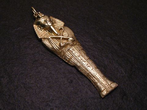 Sphinx Anhänger aus Silber vergoldet, ausdrucksstark gestaltet, Hersteller Juwelier Harnisch, perfekt für Schmuckliebhaber, ideal als Geschenk oder zur eigenen Bereicherung.