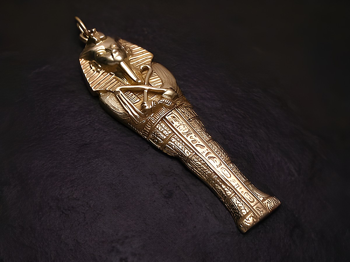 Sphinx Anhänger aus Silber vergoldet, ausdrucksstark gestaltet, Hersteller Juwelier Harnisch, perfekt für Schmuckliebhaber, ideal als Geschenk oder zur eigenen Bereicherung.