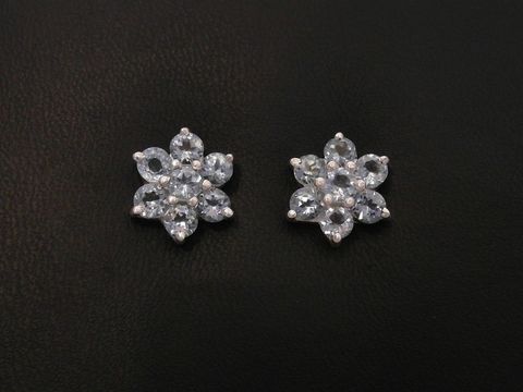 Topas Blautopas Ohrstecker in Form einer Blume aus Sterling Silber, Hersteller Juwelier Harnisch, hochwertiger Schmuck mit funkelnden Steinen.
