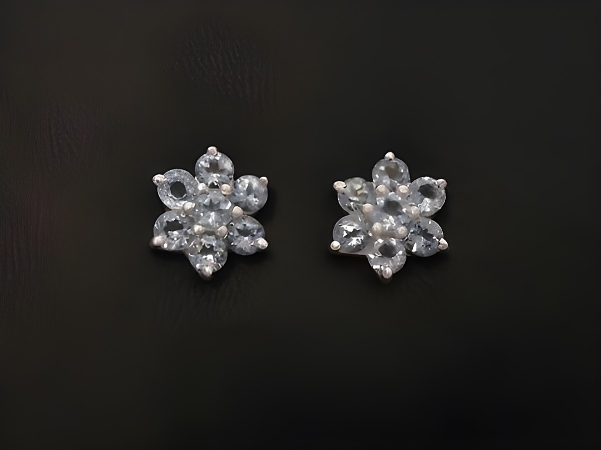 Topas Blautopas Ohrstecker in Form einer Blume aus Sterling Silber, Hersteller Juwelier Harnisch, hochwertiger Schmuck mit funkelnden Steinen.