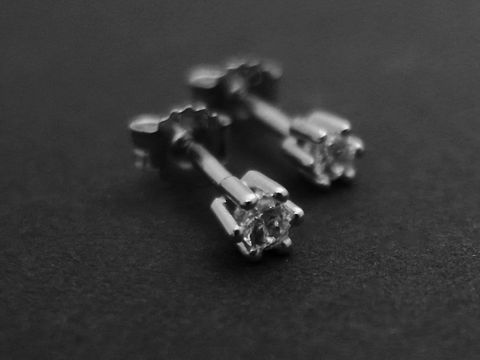 Ohrringe in Krappenfassung mit 3,5 mm Zirkonia aus rhodiniertem Sterling Silber, Hersteller Juwelier Harnisch, elegant und funkelnd. Ideal für jeden Anlass.