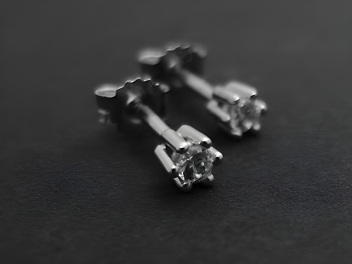 Ohrringe in Krappenfassung mit 3,5 mm Zirkonia aus rhodiniertem Sterling Silber, Hersteller Juwelier Harnisch, elegant und funkelnd. Ideal für jeden Anlass.