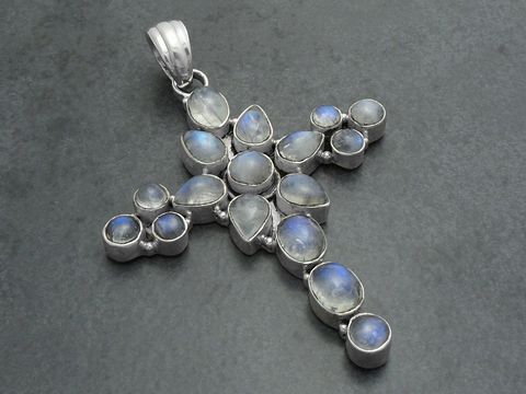 Riesen Mondstein Kreuz 68mm aus Sterling Silber Anhänger von Juwelier Harnisch mit zahlreichen bläulichen Mondsteinen in kunstvollem Design.