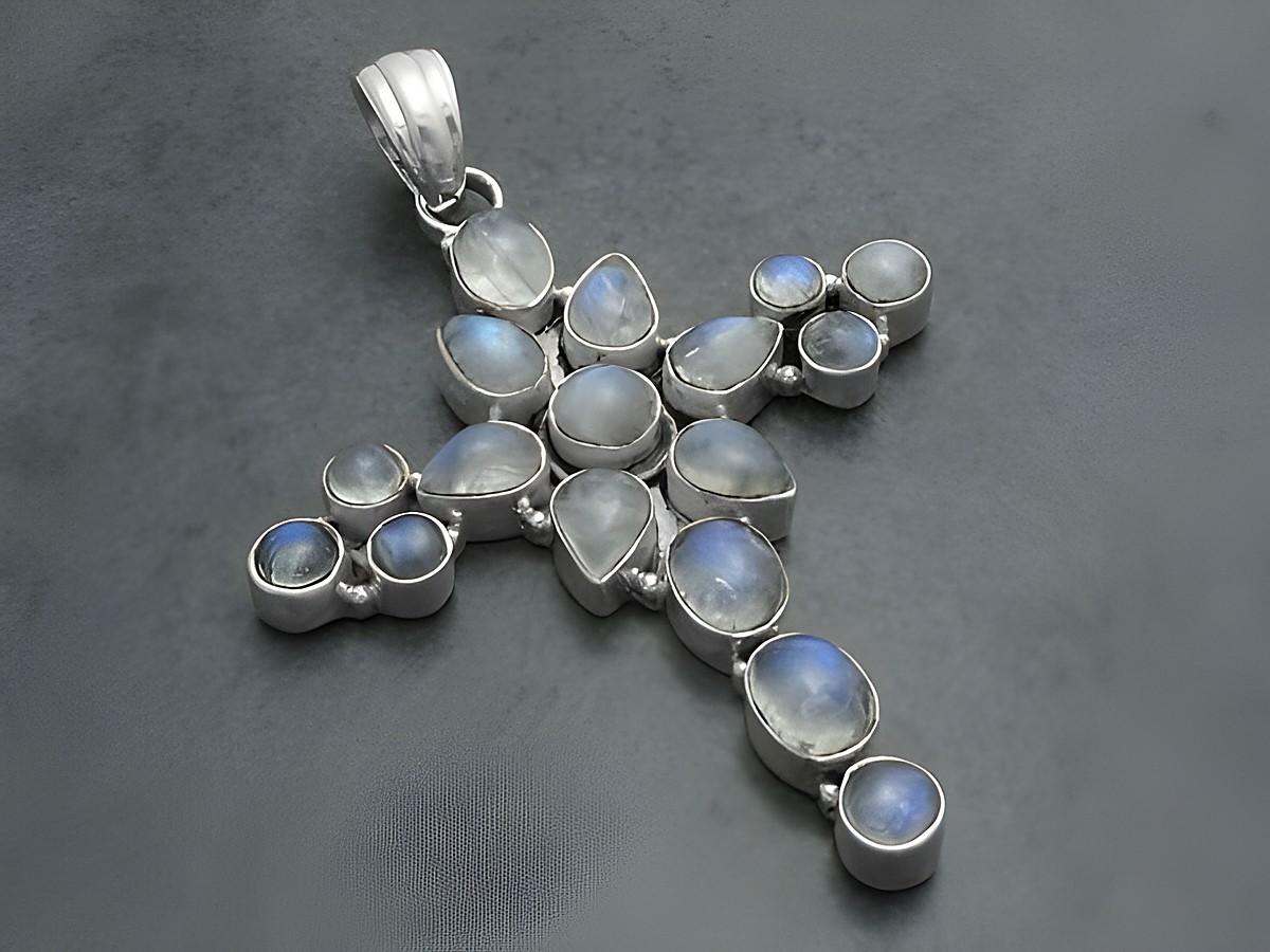 Riesen Mondstein Kreuz 68mm aus Sterling Silber Anhänger von Juwelier Harnisch mit zahlreichen bläulichen Mondsteinen in kunstvollem Design.