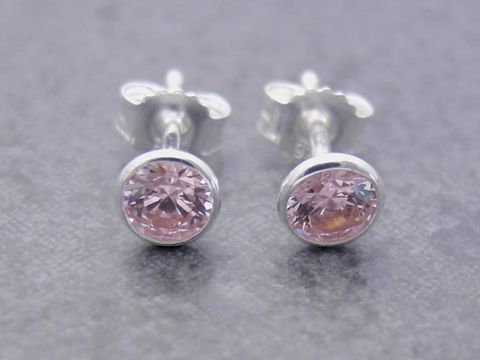 Ohrringe Kreis aus Sterling Silber mit funkelndem Zirkonia in pink von Hersteller Juwelier Harnisch. Elegantes Design, ideal für stilvolle Akzente.