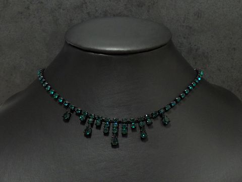 Glanzvolle grüne Strasskette in schwarz, 45-48 cm lang, vom Hersteller Juwelier Harnisch, mit schwarzer Fassung und funkelnden Details. Perfekt für elegante Anlässe.