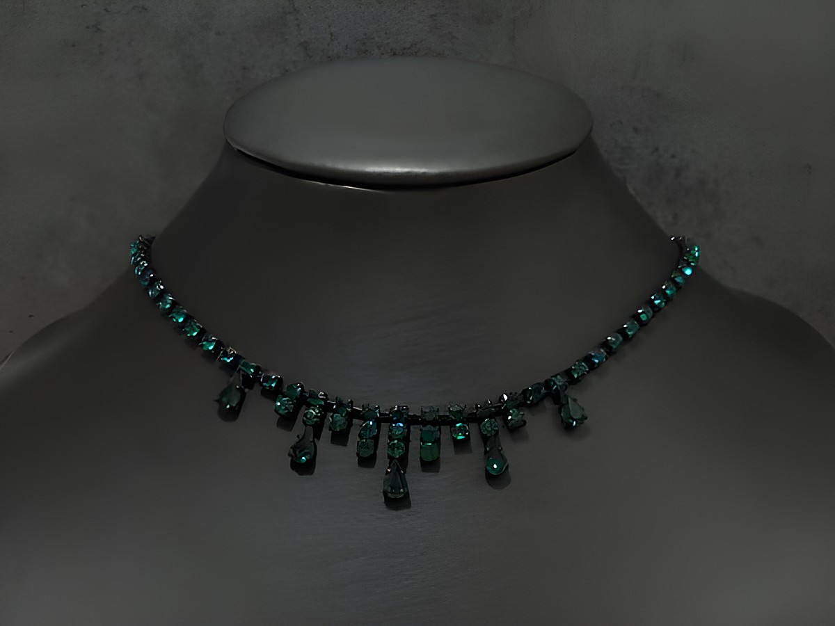 Glanzvolle grüne Strasskette in schwarz, 45-48 cm lang, vom Hersteller Juwelier Harnisch, mit schwarzer Fassung und funkelnden Details. Perfekt für elegante Anlässe.