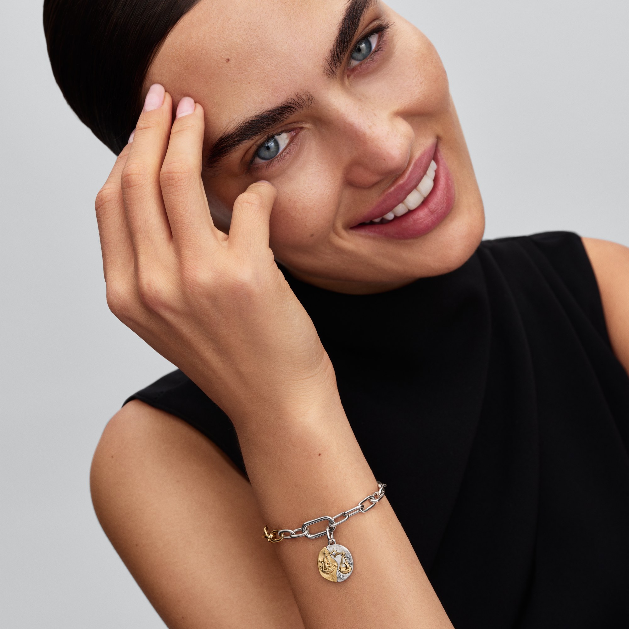 Pandora ME - Sternzeichen Waage - Charm - Sterling Silber & Gelbgold Vergoldung - 16 mm – Ansicht 5