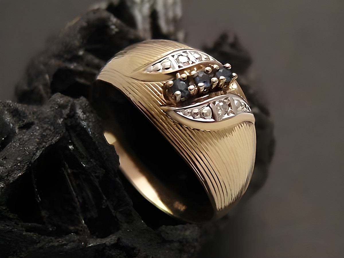 Goldring individuell in Gold 333 bicolor mit Diamanten und Saphiren, Größe 54, Hersteller Juwelier Harnisch, kunstvoll gestaltet und elegant.