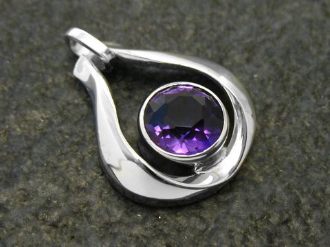 Designer Goldanhänger 585 mit Amethyst in 18 mm aus Weißgold, geschwungene Form mit funkelndem lila Stein, Hersteller Juwelier Harnisch, idealer Schmuck für elegante Anlässe.