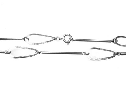 Lange Silberkette mit Elementen im Retro 70er Stil vom Hersteller Juwelier Harnisch, Mittelteil Colliers, elegantes Design, ideal für individuelle Outfits.