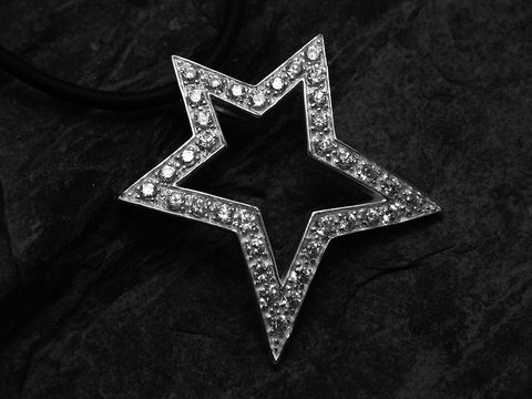 Stern Anhänger 32,3mm aus Sterling Silber poliert mit Zirkonia von Juwelier Harnisch, im Design Sonne Mond Sterne, funkelt elegant vor dunklem Hintergrund.