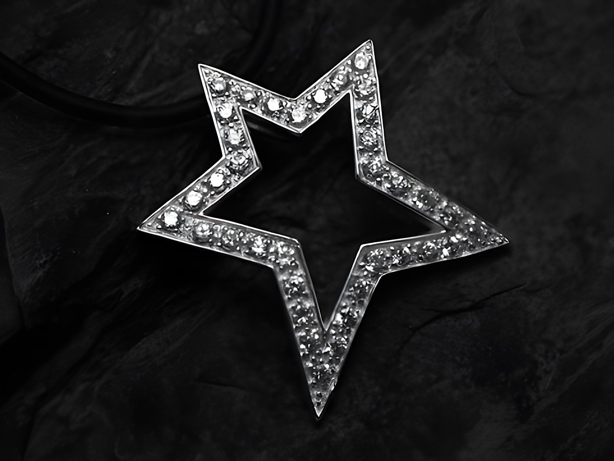 Stern Anhänger 32,3mm aus Sterling Silber poliert mit Zirkonia von Juwelier Harnisch, im Design Sonne Mond Sterne, funkelt elegant vor dunklem Hintergrund.