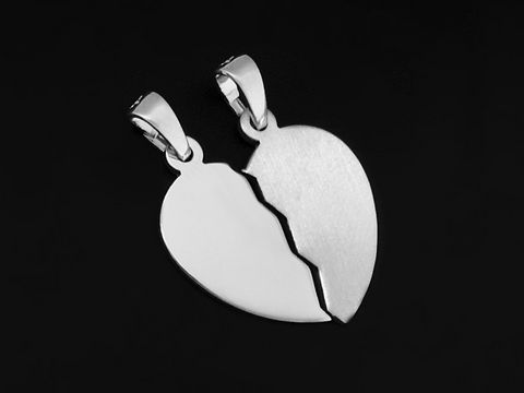 Zwei silberne Partneranhänger in Herzform aus 925 Sterling Silber, rhodiniert, mit einer bruchstückhaften Teilung in der Mitte, die als Symbol für Verbundenheit dient.