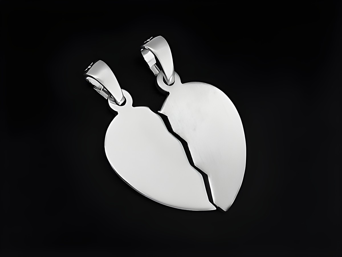 Zwei silberne Partneranhänger in Herzform aus 925 Sterling Silber, rhodiniert, mit einer bruchstückhaften Teilung in der Mitte, die als Symbol für Verbundenheit dient.