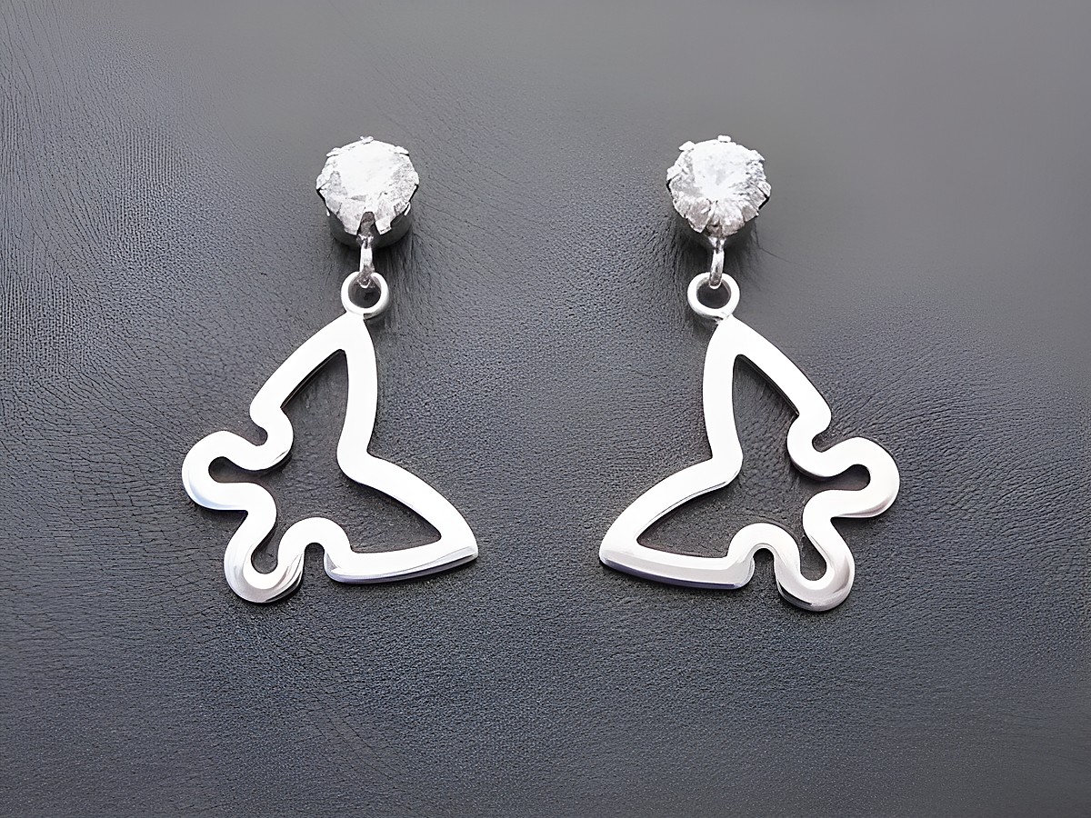 Silber Ohrstecker in Form eines Schmetterlings mit weissem Zirkonia Stein, charmante Ohrhänger von Juwelier Harnisch, ideal für besondere Anlässe.