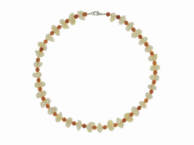 Perlenkette aus Süßwasser-Zuchtperlen in Weiß und Koralle in Orange mit einer Größe von 5,5-15 mm, 43 cm lang, mit Silberverschluss, Hersteller Juwelier Harnisch, dekorativ mit Steinen.