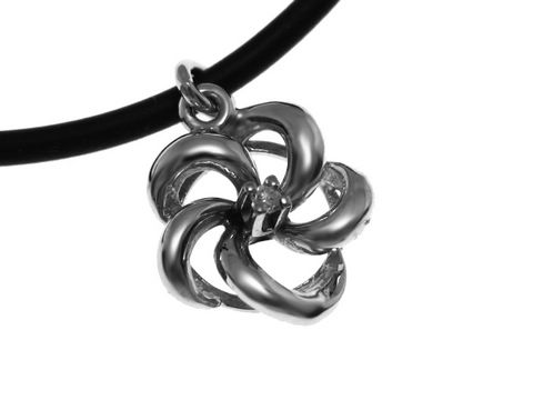 Blume aus Weißgold mit goldenen Anhängern, gefertigt aus Gold 585, verziert mit Diamanten, Hersteller Juwelier Harnisch, elegant und stilvoll für jedes Outfit.