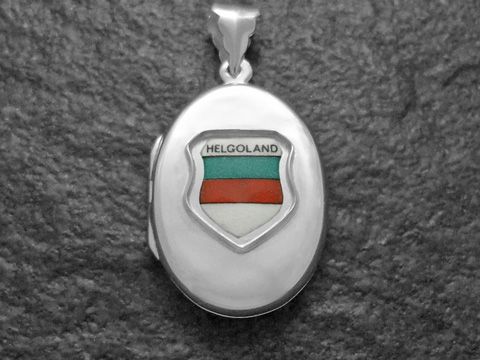 Silbernes Medaillon mit dem Wappen von Helgoland, präsentiert die Farben grün, rot und weiß, Hersteller Juwelier Harnisch, elegantes Design für Schmuckliebhaber.
