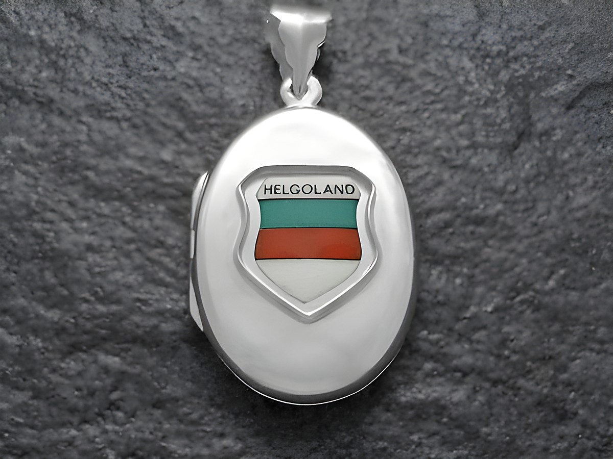 Silbernes Medaillon mit dem Wappen von Helgoland, präsentiert die Farben grün, rot und weiß, Hersteller Juwelier Harnisch, elegantes Design für Schmuckliebhaber.