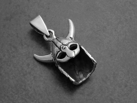 Ritterhelm aus Sterling Silber als Wikinger Helm Anhänger von Juwelier Harnisch, detaillierte Ausführung mit hohen Hörnern, ideal für historische und nautische Schmuckliebhaber.