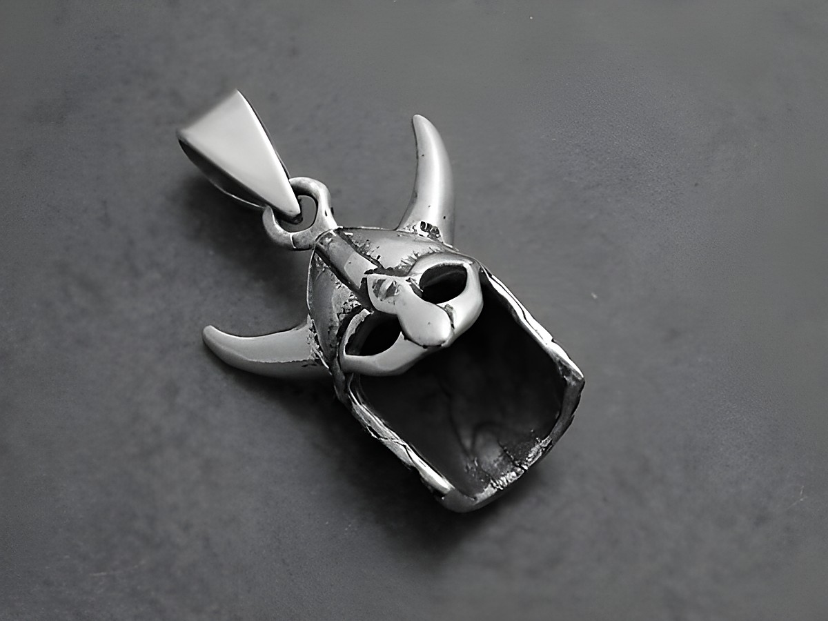 Ritterhelm aus Sterling Silber als Wikinger Helm Anhänger von Juwelier Harnisch, detaillierte Ausführung mit hohen Hörnern, ideal für historische und nautische Schmuckliebhaber.