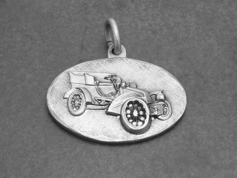 Silber Anhänger mit einer detaillierten Abbildung eines Oldtimer Autos, klassisch gestaltet, Hersteller: Juwelier Harnisch, ideal für Fahrzeugliebhaber.