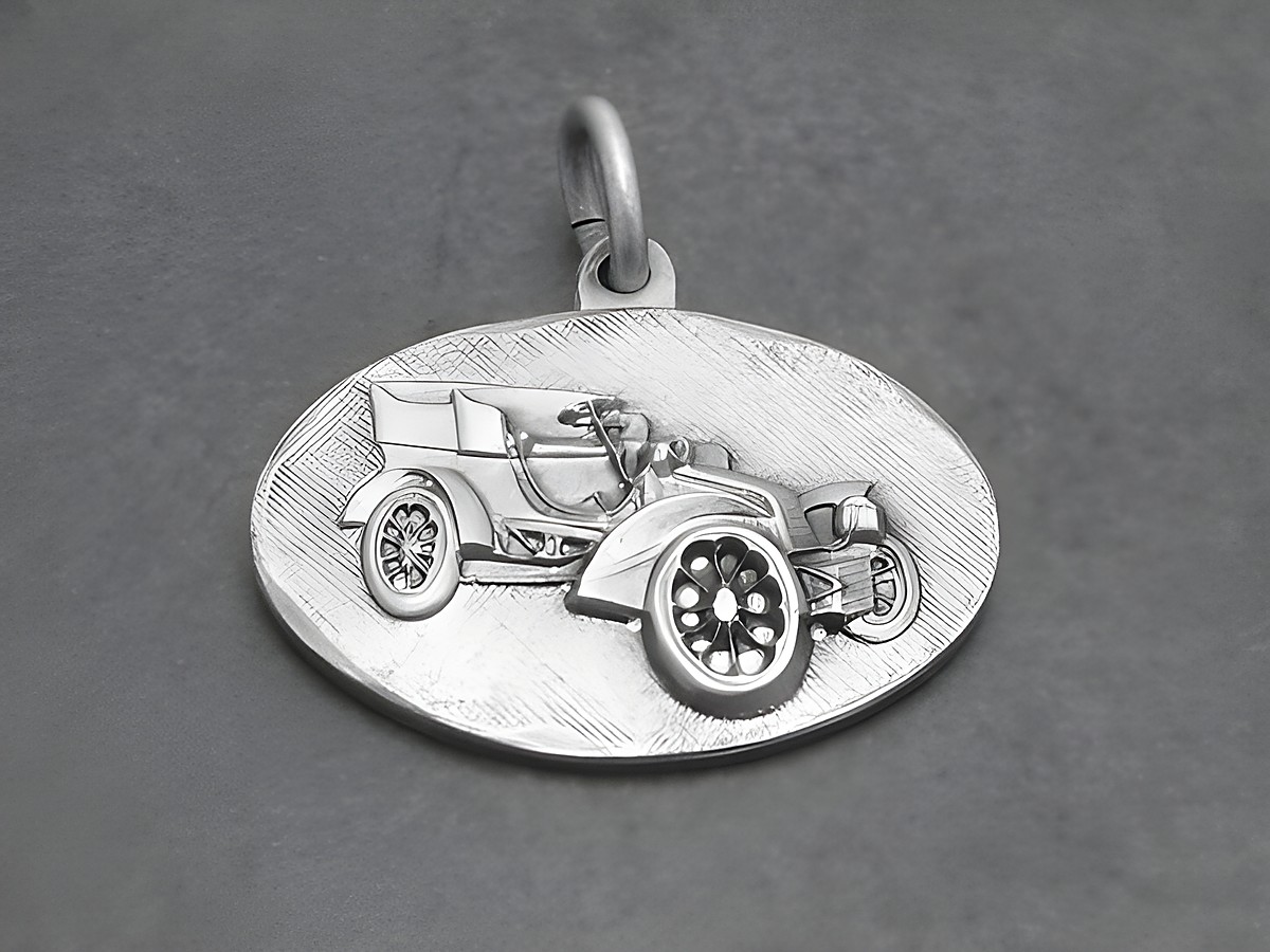 Silber Anhänger mit einer detaillierten Abbildung eines Oldtimer Autos, klassisch gestaltet, Hersteller: Juwelier Harnisch, ideal für Fahrzeugliebhaber.