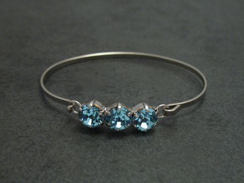 Strass Armreifen in hellblau mit drei glitzernden Steinen, 18 cm lang, silberfarben, feminin, Hersteller Juwelier Harnisch, ideal für besondere Anlässe.