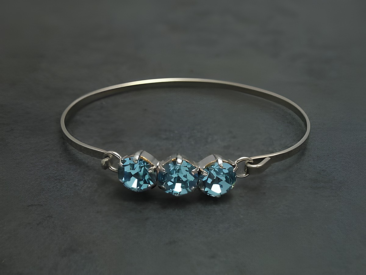 Strass Armreifen in hellblau mit drei glitzernden Steinen, 18 cm lang, silberfarben, feminin, Hersteller Juwelier Harnisch, ideal für besondere Anlässe.
