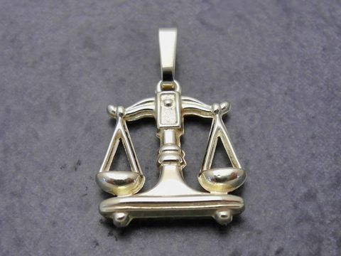Hängender Sternzeichen Anhänger Waage aus goldfarbigem Metall, kunstvoll gestaltet mit einer Waage, hergestellt vom Juwelier Harnisch. Ideal für Liebhaber des Waage-Sternzeichens.