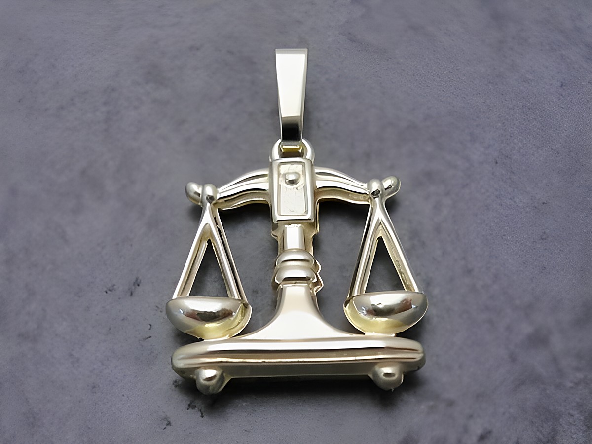 Hängender Sternzeichen Anhänger Waage aus goldfarbigem Metall, kunstvoll gestaltet mit einer Waage, hergestellt vom Juwelier Harnisch. Ideal für Liebhaber des Waage-Sternzeichens.