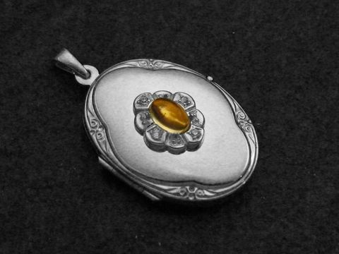 Citrin gelb Medaillon Cabochon in rhodiniertem Sterling Silber, elegant mit blumenförmigem Design und funkelnden Details, hergestellt vom Juwelier Harnisch.