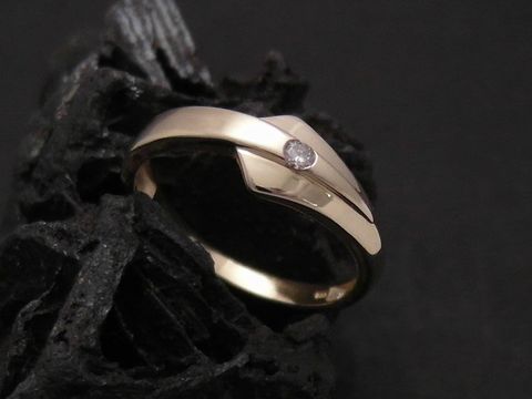 Gold Ring klassisch Gold 585 mit Zirkonia, eleganter Goldring in Größe 57 bis 58/18,5, Hersteller Juwelier Harnisch, zeitloses Schmuckstück auf dunklem Hintergrund.