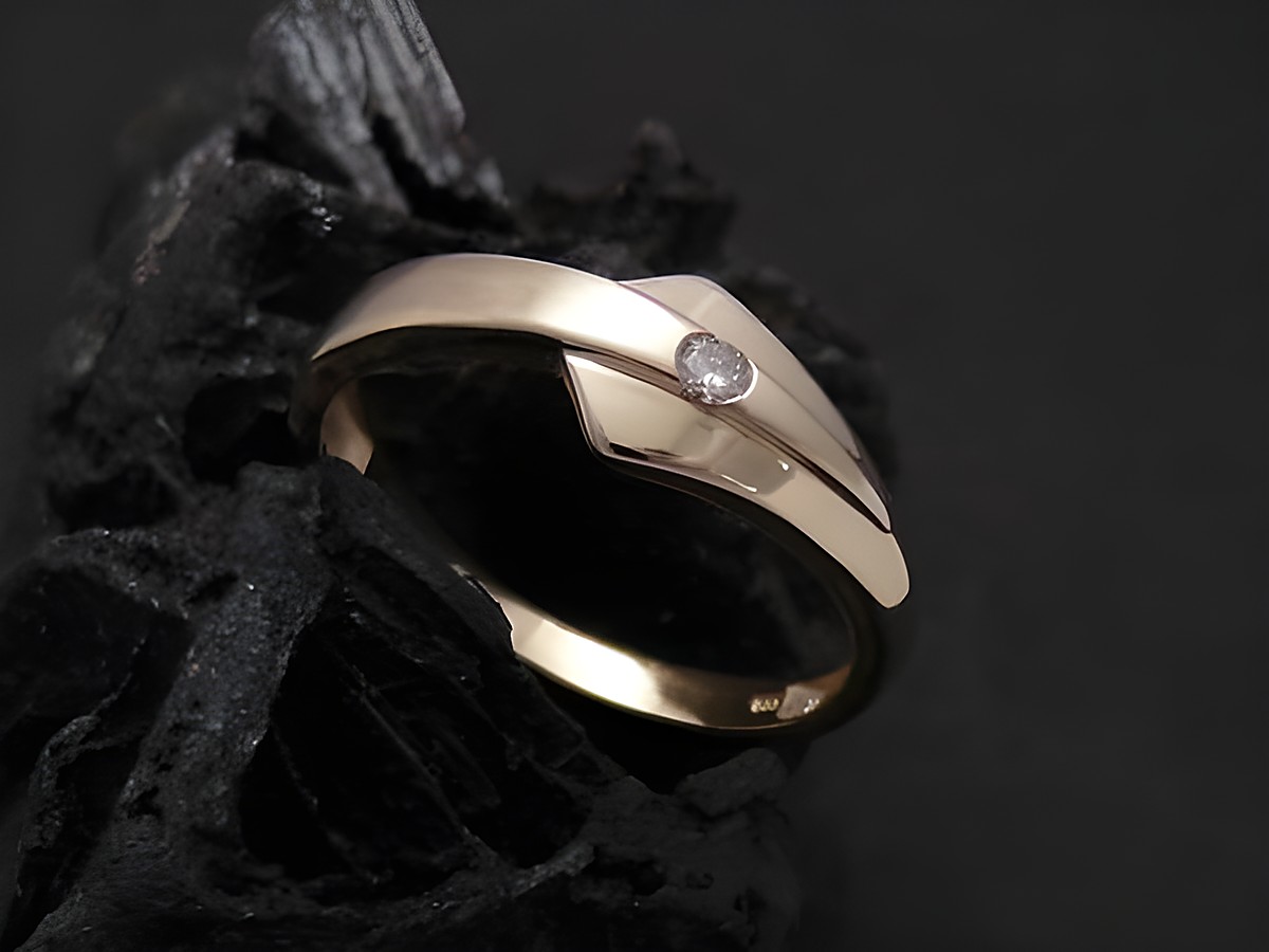 Gold Ring klassisch Gold 585 mit Zirkonia, eleganter Goldring in Größe 57 bis 58/18,5, Hersteller Juwelier Harnisch, zeitloses Schmuckstück auf dunklem Hintergrund.
