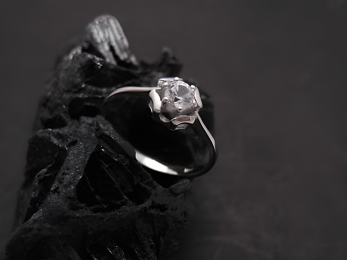 Weißgold Ring zauberhaft Gold 333 Zirkonia Gr. 53 Hersteller Juwelier Harnisch bis Gr. 54 17,5 auf schwarzem Untergrund, elegant und funkelnd, ideal für besondere Anlässe.