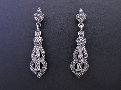 39238-0 Silber Ohrringe nostalgisch mit Markasit, Hersteller Juwelier Harnisch, elegante Ohrhänger mit Stein in geschwungenem Design. Ideal für besondere Anlässe.