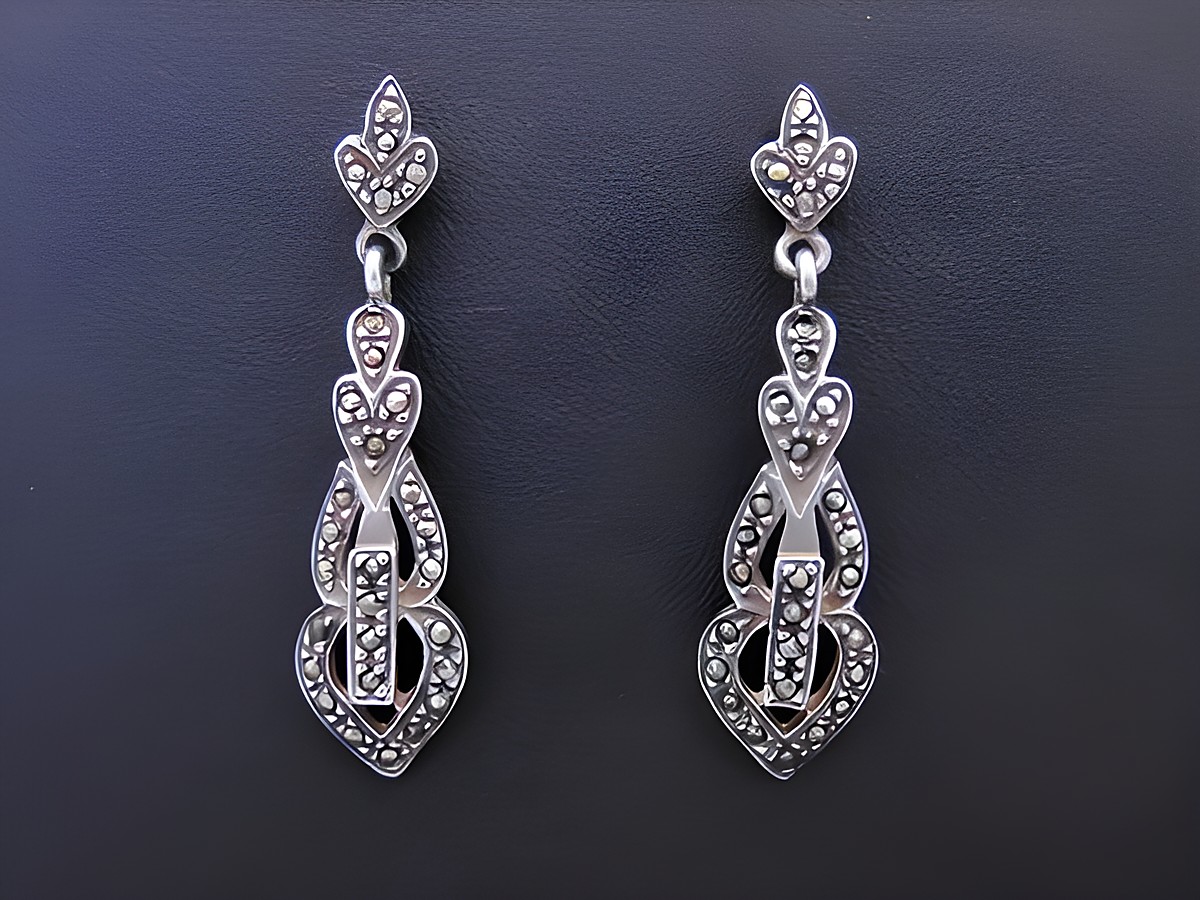 Silber Ohrringe nostalgisch mit Markasit, Hersteller Juwelier Harnisch, elegante Ohrhänger mit Stein in geschwungenem Design. Ideal für besondere Anlässe.