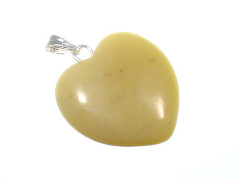Ein herzförmiger Anhänger aus Jade in sanften Gelbtönen, geeignet als Kinderschmuck, hergestellt von Juwelier Harnisch mit Edelsteinen. Ideal für besondere Anlässe.